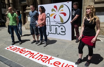 Gora Iruñea plataformako kideak, aurtengo egitarauaren aurkezpenean. (Jagoba MANTEROLA/ARGAZKI PRESS)