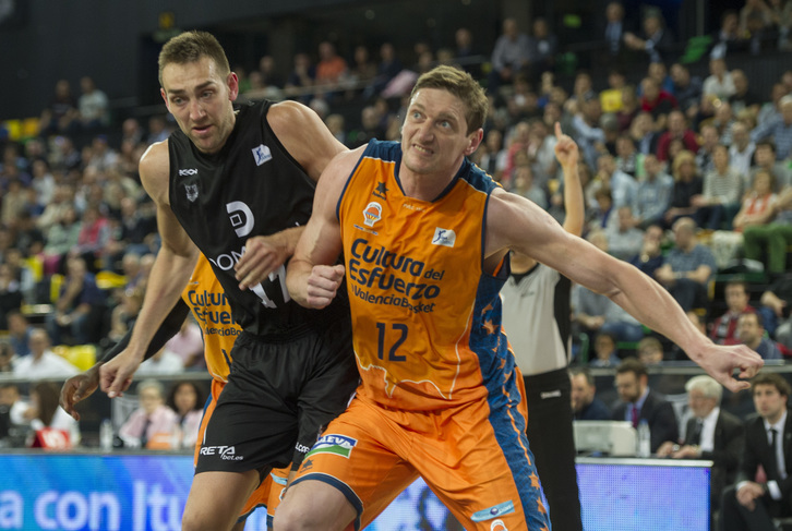 Hervelle pugna por la posición con Lishchuck. (Monika DEL VALLE / ARGAZKI PRESS)