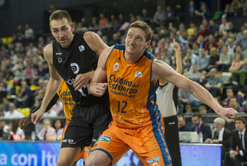 Hervelle pugna por la posición con Lishchuck. (Monika DEL VALLE / ARGAZKI PRESS)