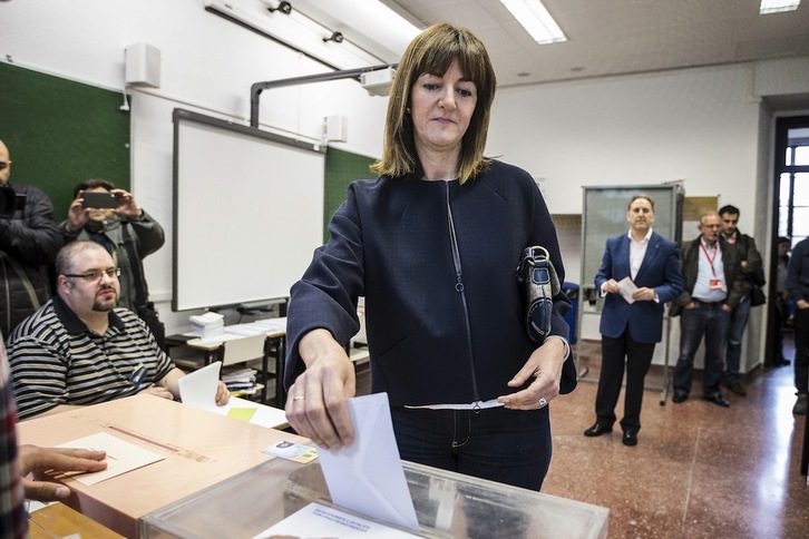Idoia Mendia, depositando su voto en Bilbo, el pasado domingo. (Aritz LOIOLA / ARGAZKI PRESS)