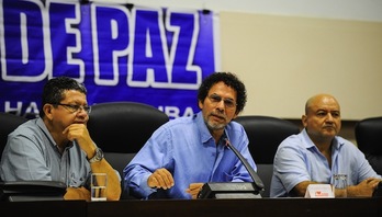 Miembros de la delegación de las FARC en La Habana, con ‘Pastor Alape’ en el centro. (Yamil LAGE/AFP PHOTO)