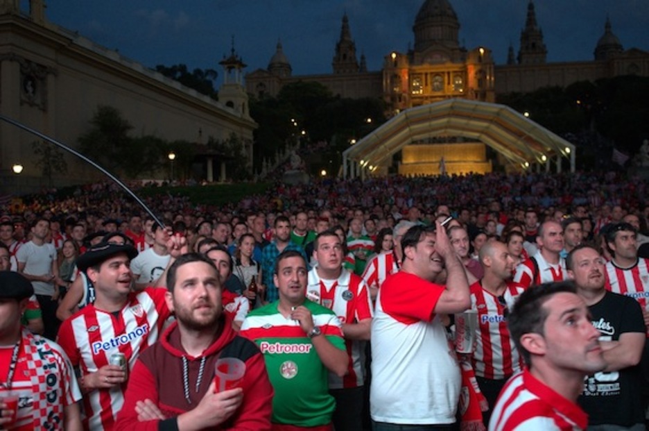 Jende andana bildu da Montjuic inguruan jarri duten Athletic Hirian. (Marisol RAMIREZ/ARGAZKI PRESS) Jende andana bildu da Montjuic inguruan jarri duten Athletic Hirian. (Marisol RAMIREZ/ARGAZKI PRESS)