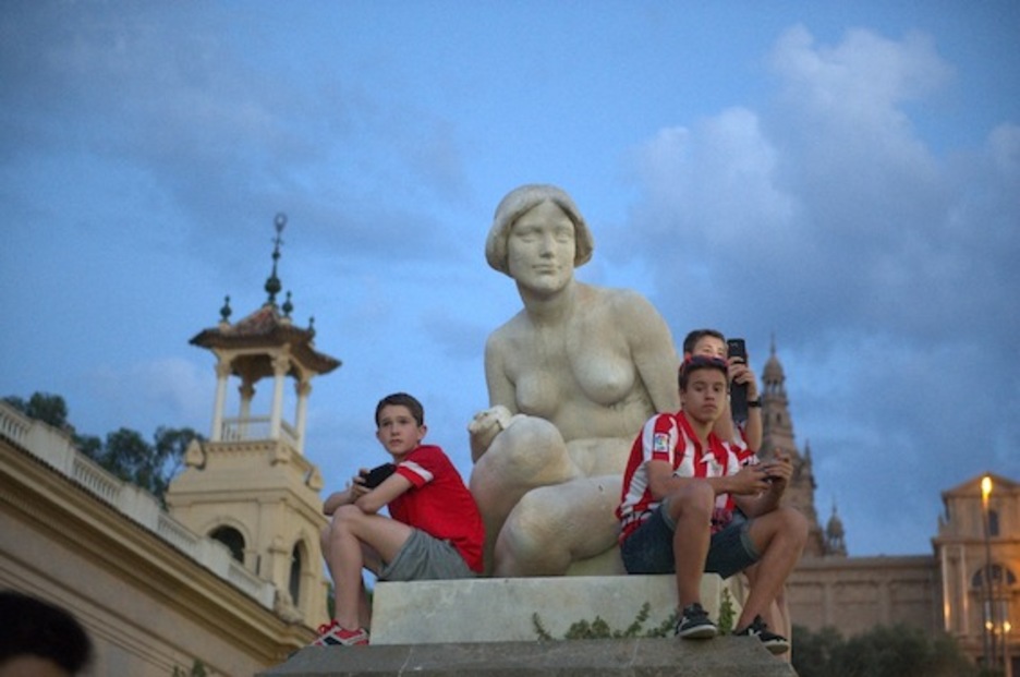 Gaztetxoek ere ez dute galdu Bartzelonako hitzordua. (Marisol RAMIREZ/ARGAZKI PRESS) Gaztetxoek ere ez dute galdu Bartzelonako hitzordua. (Marisol RAMIREZ/ARGAZKI PRESS)