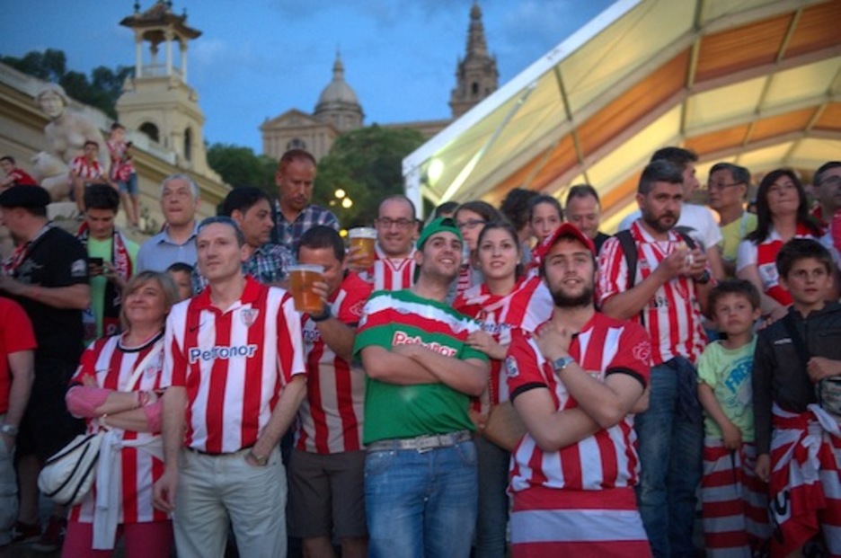 Kolore zuri eta gorriak dira nagusi Bartzelonako Athletic Hirian. (Marisol RAMIREZ/ARGAZKI PRESS) Kolore zuri eta gorriak dira nagusi Bartzelonako Athletic Hirian. (Marisol RAMIREZ/ARGAZKI PRESS)