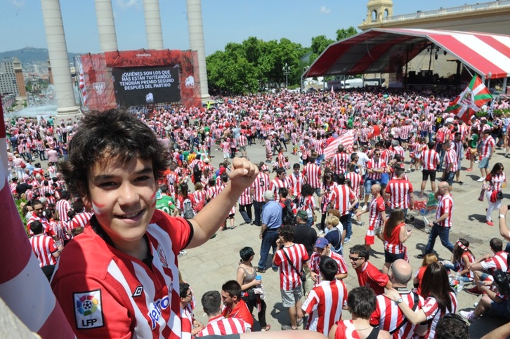 Un joven hincha rojiblanco, esta mañana en el Athletic Hiria. (Marisol RAMIREZ/ARGAZKI PRESS)