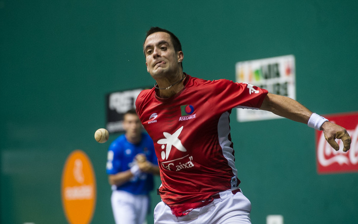 Oinatz Bengoetxea golpea la pelota durante un partido del presente Manomanista. (Jagoba MANTEROLA / ARGAZKI PRESS)