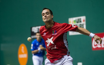 Oinatz Bengoetxea pilota astintzen (Jagoba MANTEROLA / ARGAZKI PRESS)