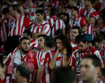 Caras largas en la afición del Athletic desplazada a Barcelona. (Marisol RAMÍREZ / ARGAZKI PRESS)