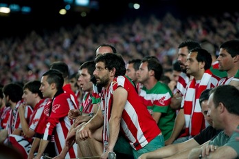 Caras largas en la afición rojiblanca. (Marisol RAMÍREZ / ARGAZKI PRESS)
