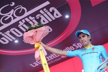 Mikel Landa, en el podio de Milán. (@giroditalia)