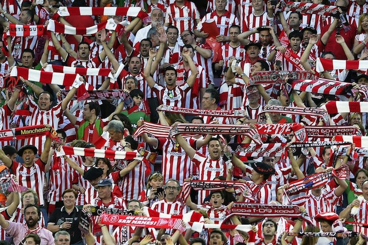 La afición del Athletic, el sábado en el Camp Nou. (Lluis Gené / AFP)