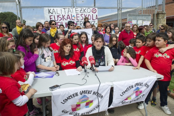Comparecencia de Topagunea en Barakaldo para mostrar su rechazo a la prueba de tercero de Primaria. (Marisol RAMÍREZ/ARGAZKI PRESS)