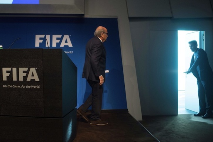 Joseph Blatter, tras la comparecencia en la que anunciado su dimisión. (Valerio DI DOMENICO/AFP PHOTO)