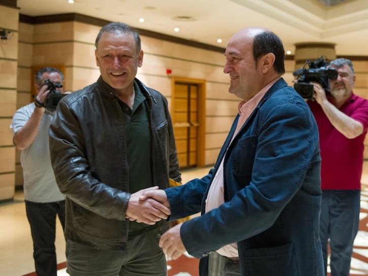 Saludo entre Roberto Uriarte y Andoni Ortuzar. (ARGAZKI PRESS)