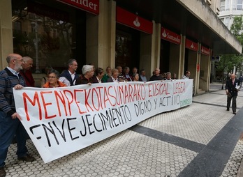 La plataforma de pensionistas Duintasuna se concentra todos los primeros lunes de mes en Donostia. (Gotzon ARANBURU)