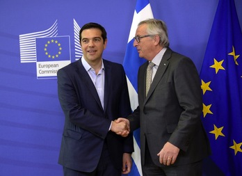 Tsipras y Juncker, antes de la reunión. (Thierry CHARLIER / AFP)
