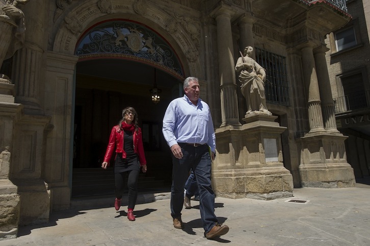 Joseba Asiron, saliendo del ayuntamiento de Iruñea. (Iñigo URIZ / ARGAZKI PRESS)