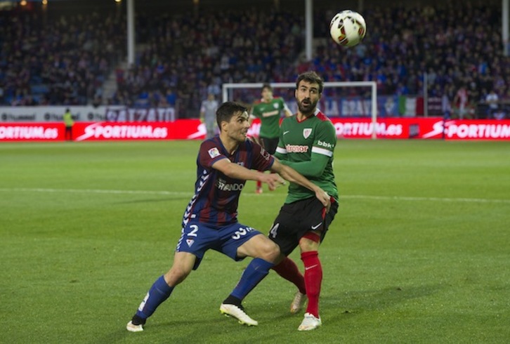 Bóveda y Balenziaga pugnan por un balón, el año que viene serán compañeros. (Raúl BOGAJO / ARGAZKI PRESS)