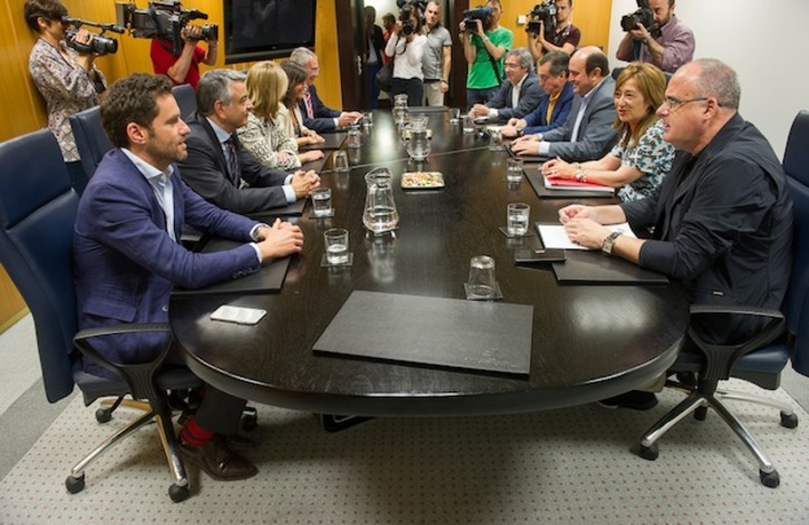 Reunión celebrada entre las delegaciones del PP y del PNV. (Juanan RUIZ / ARGAZKI PRESS)