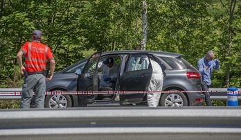 Policías inspeccionan el vehículo del ertzaina detenido. (Gorka RUBIO/ARGAZKI PRESS)