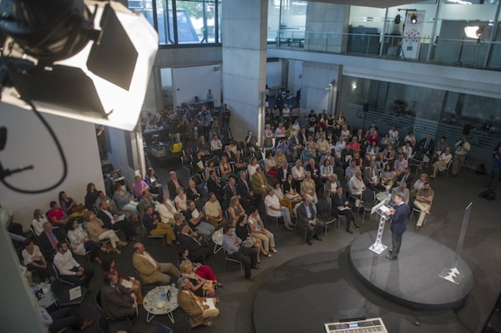 Iñigo Urkullu se dirige a las personas asistentes a la jornada. (Jon URBE / ARGAZKI PRESS)