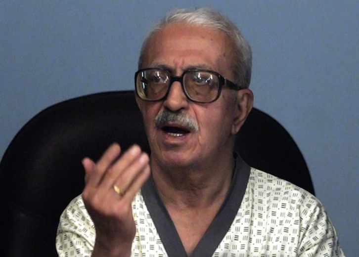 Tarek Aziz, en 2006, durante una sesión del juicio. (Marco DI LAURO/AFP HOTO)