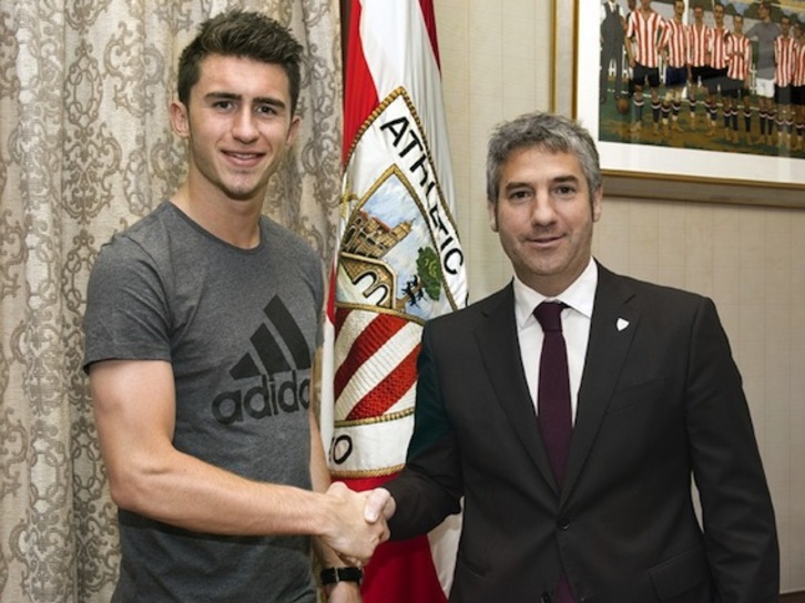 Laporte con Urrutia tras firmar la renovación con el Athletic. (ATHLETIC-CLUB.EUS)