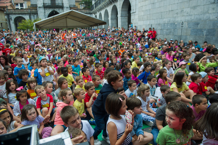 Milaka lagun batu dira Elgoibarren. (Juanan RUIZ / ARGAZKI PRESS)