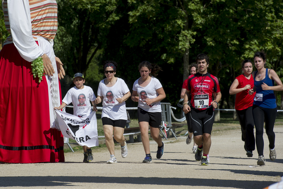 Senideen argazkiekin korrika. (Iñigo URIZ / ARGAZKI PRESS)