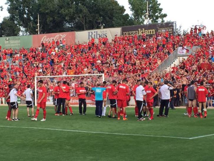 Jugadores celebrando con afición. (vía twitter @osasuna)