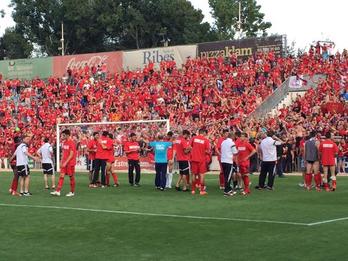 Jugadores celebrando con afición. (vía twitter @osasuna)