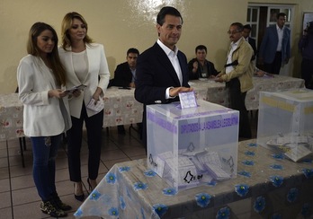 El presidente de México, Enrique Peña Nieto, depositando su voto. (Alfredo ESTRELLA/AFP PHOTO)
