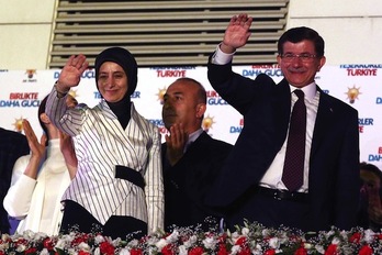 El primer ministro turco, Ahmet Davutoglu, saluda a los simpatizantes del AKP. (Adem ALTAN/AFP PHOTO)