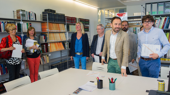 Denis Itxaso buru, PSEko batzarkideek akreditazioak jaso dituzte Gipuzkoan. (Andoni CANELLADA/ARGAZKI PRESS)