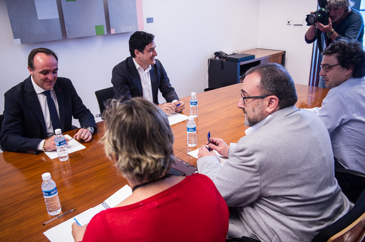 Reunión entre UPN e Izquierda-Ezkerra. (Jagoba MANTEROLA / ARGAZKI PRESS)
