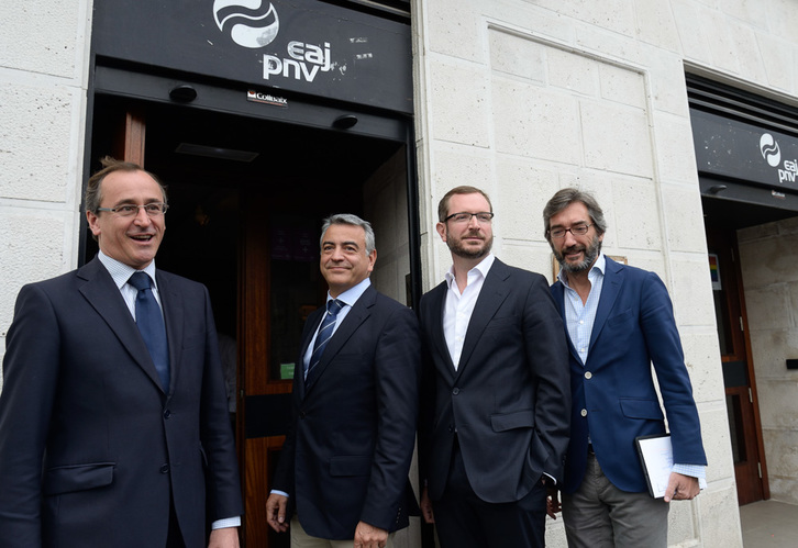 Dirigentes del PP tras su reunión con el PNV. (Raul BOGAJO / ARGAZKI PRESS)