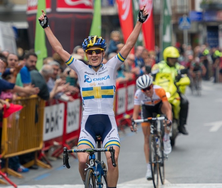 Johansson celebra su victoria en la meta de Durango. (Juanan RUIZ / ARGAZKI PRESS)