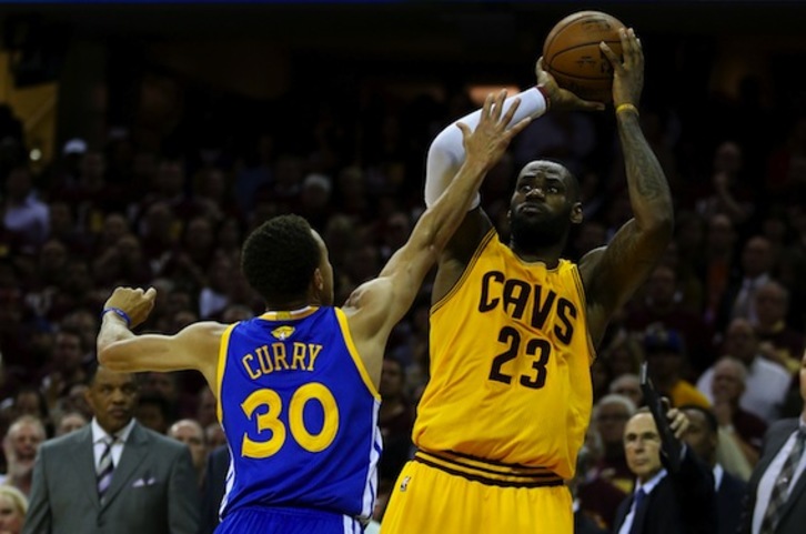 LeBron James, frente a Stephen Curry. (Mike EHRMANN/AFP PHOTO)
