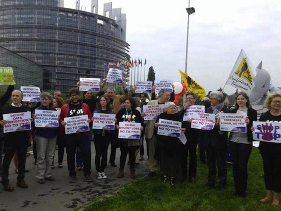 Europarlamentarios y activistas contra el TTIP se han concentrado para denunciar la decisión de posponer el debate. (@Josu_Juaristi)