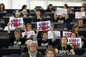 Europarlamentarios de GUE/NGL han vestido camisetas y han exhibido carteles contra el TTIP en el Parlamento Europeo. (GUE/NGL)