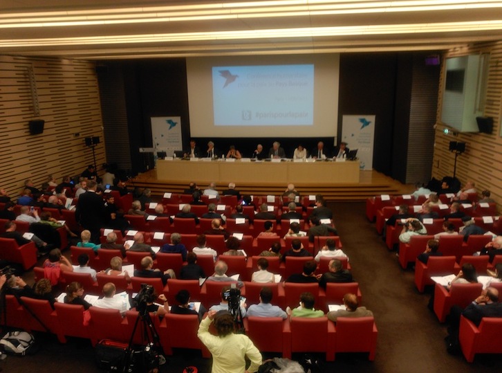 La conferencia se ha desarrollado en la sala Victor Hugo de la Asamblea francesa. (Arantxa MANTEROLA)