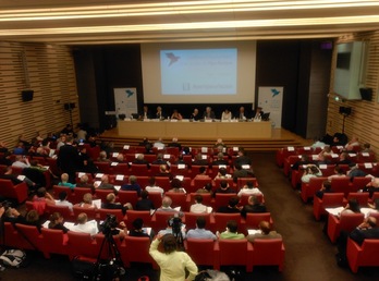 La conferencia se desarrolla en la sala Victor Hugo de la Asamblea francesa. (Arantxa MANTEROLA)