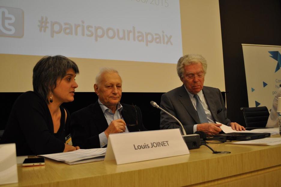 Anaiz Funosas, Luis Joinet y Pierre Joxe han dado inicio a la conferencia. (@MediabaskInfo)