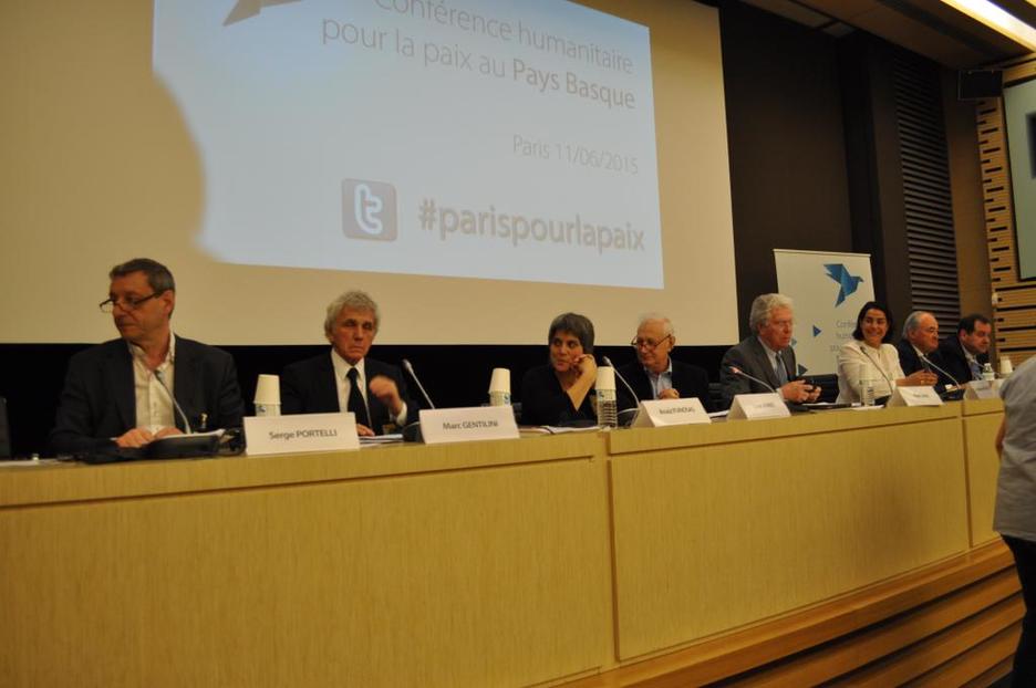 Los ponentes al inicio de la sesión. (@MediabaskInfo)