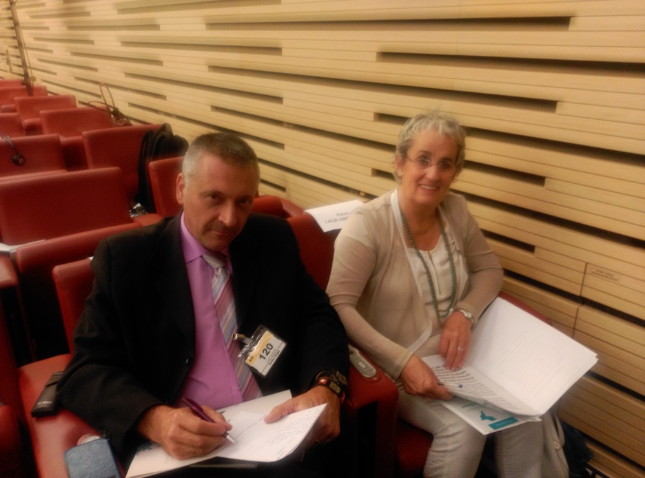 Roberto Manrique y Axun Lasa, antes de iniciarse la conferencia. (Arantxa MANTEROLA)