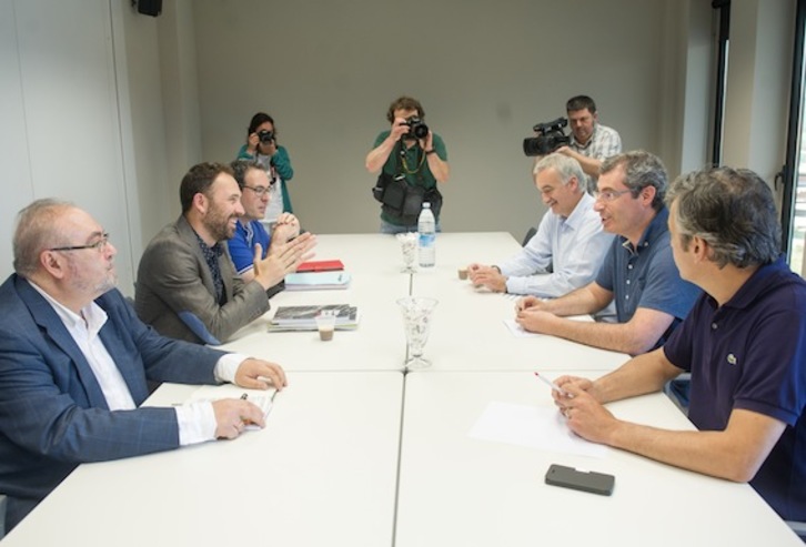 Las delegaciones de PNV y PSE de Gipuzkoa, en un encuentro anterior. (Juanan RUIZ/ARGAZKI PRESS)
