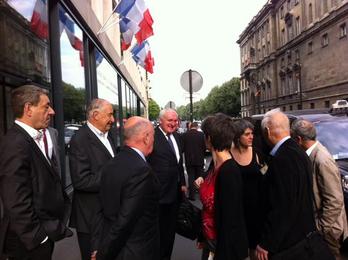 Luis Joinet, Marc Gentillini y Anaiz Funosas, que han presidido la mesa, a su llegada a la conferencia. (@Taberna_G)