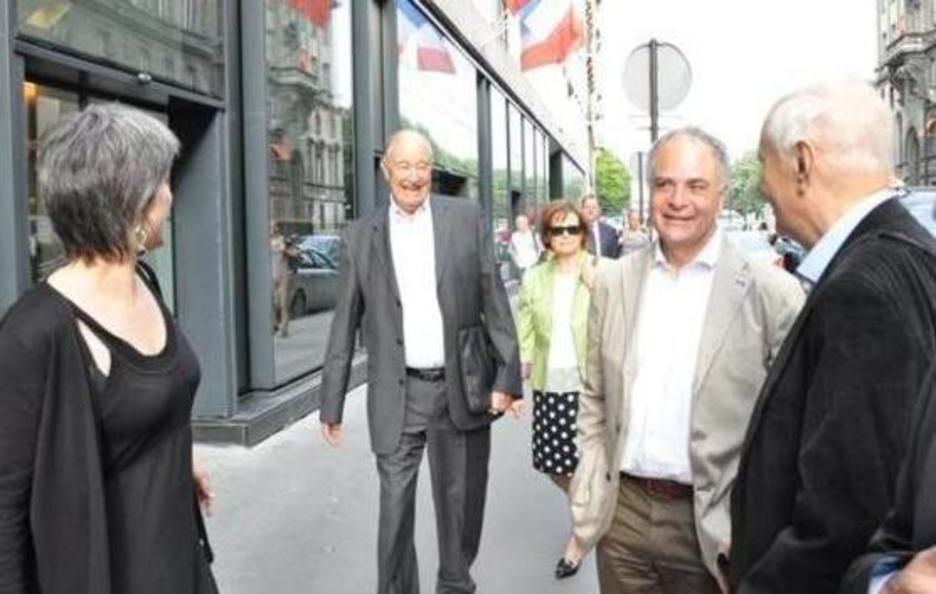 El exjefe de la Interpol Raymond Kendall llega a la Asamblea francesa. (@Taberna_G)