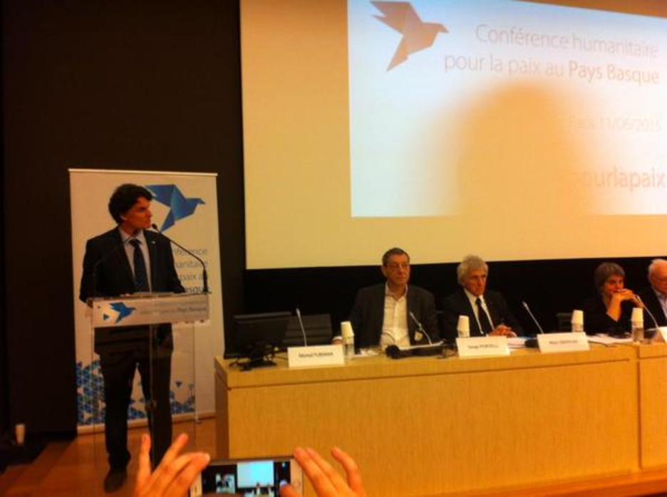 El diputado bretón Paul Molac ha dado inicio a la conferencia. (@Taberna_G)