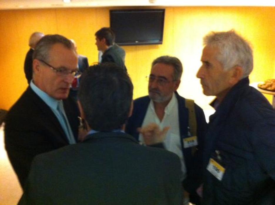 Jokin Aranalde y Xabier Ezkerra, del colectivo de exiliados, con el expreso y parlamentario de Sinn Féin Gerry Kelly. (@Taberna_G)
